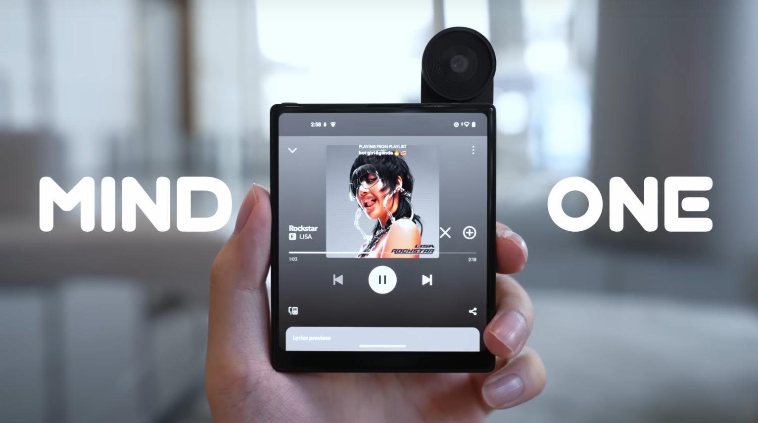 あえて「フラッグシップ」を追わない贅沢。正方形のカード型AIスマホ 
